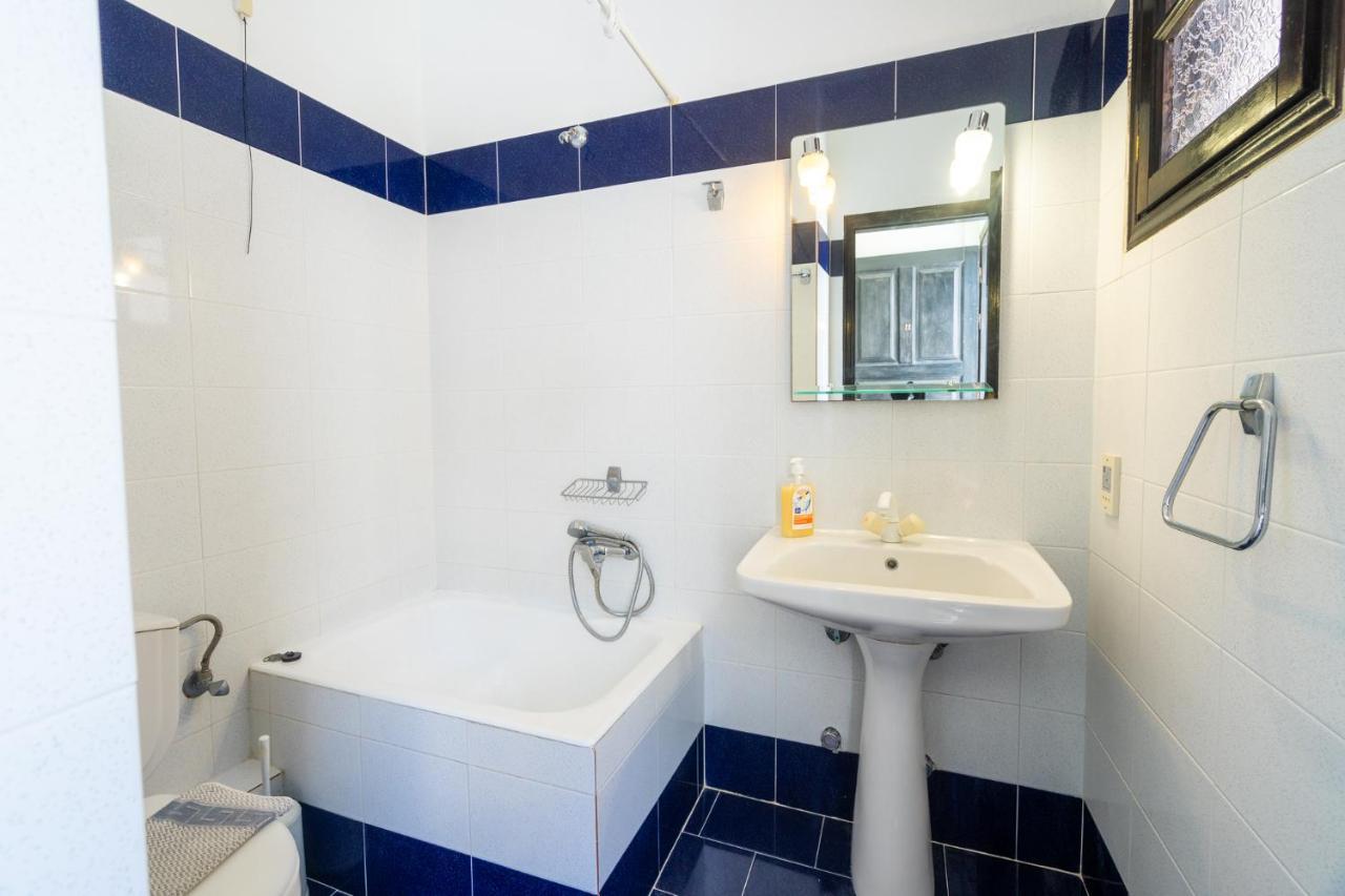 Hotel Koralli Kamári Екстериор снимка